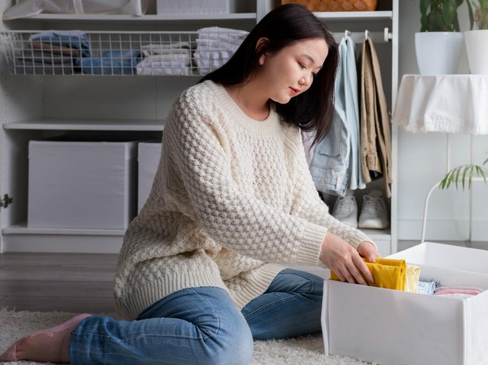 Pilih barang sentimental yang paling bermakna agar kamu tetap bisa menyimpan kenangan tanpa memenuhi seluruh ruang di rumah.