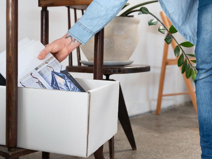 Gunakan kotak khusus untuk barang sentimental yang masih membuat ragu agar kamu bisa decluttering secara bertahap.