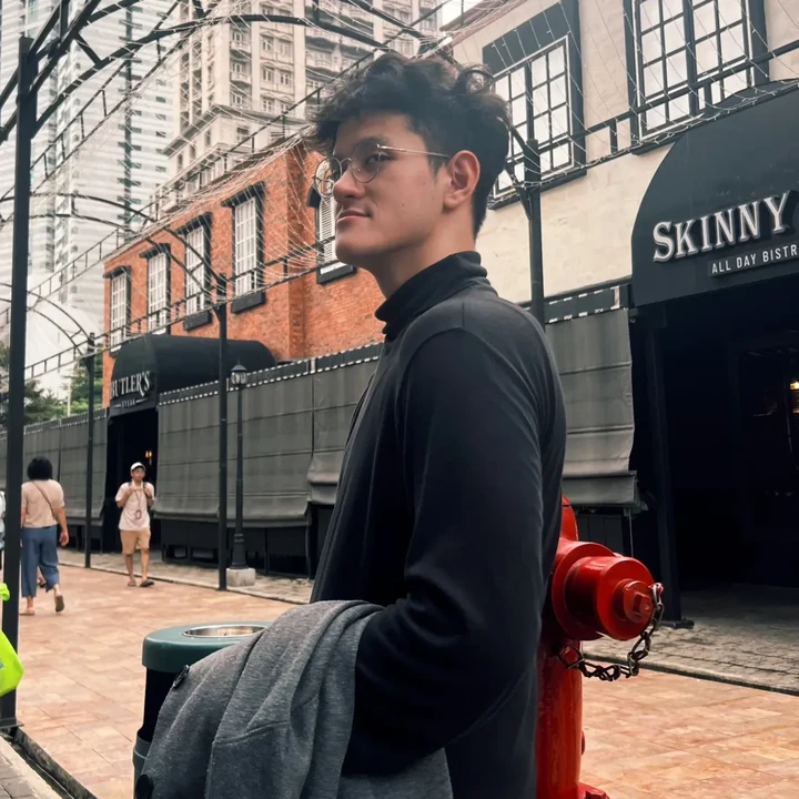 <p>Putra dari pernikahan pertamanya dengan Sisca Magdalena itu baru saja lulus kuliah dengan menyandang gelar sarjana Teknik Komputer. Momen ini dibagikan langsung oleh Fadlan melalui <em>postingan</em> di Instagram pribadi.&nbsp;(Foto: Instagram @zidanexd)</p>