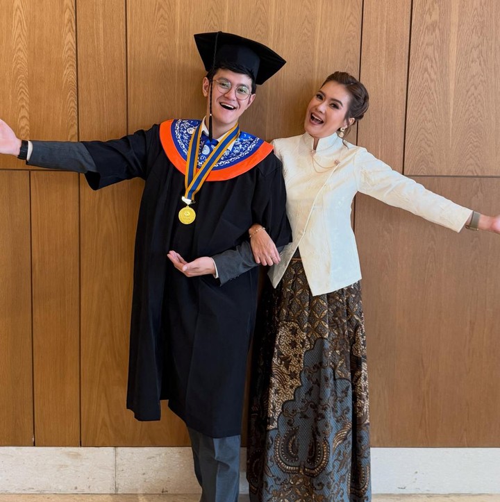 <p>Sang mantan istri pun terlihat hadir dan mengabadikan foto bersama putranya dengan penuh rasa bangga. &ldquo;Gelar sarjanamu adalah bukti kerja kerasmu, namun karaktermulah yang membuatku menjadi ibu paling bangga di dunia. Terima kasih telah tumbuh bersamaku, <em>@zidanexd </em>Karena telah mengajarkanku arti cinta sejati, kesabaran, dan tujuan hidup. Ibu sangat bangga melihat sosok pria seperti apa dirimu kini. Ini bukan hanya kemenanganmu&mdash;ini adalah kemenangan KITA!&rdquo; tulis Sisca, dikutip dari laman Instagram <em>@siscamagdalena_.&nbsp;</em>(Foto: Instagram @siscamagdalena_)</p>