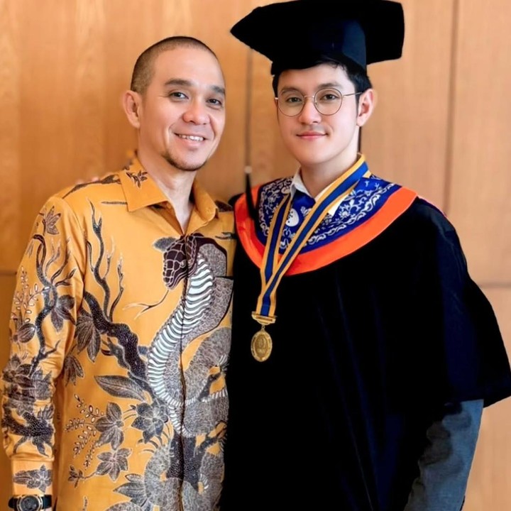 <p>Dalam unggahan tersebut, Fadlan terlihat hadir mendampingi prosesi wisuda. Ia pun mengucap rasa syukur dan selamat untuk putranya. &ldquo;Alhamdulillahirobbil Alaamin...., Selamat Buat Wisuda Kelulusan nya my eldest son <em>@zidanexd</em> Sarjana Teknik 2026,&rdquo; tulis Fadlan, dikutip dari laman Instagram <em>@fadhlanmuhammad,</em> Senin (5/10/2026).&nbsp;(Foto: Instagram @fadlanmuhammad)</p>