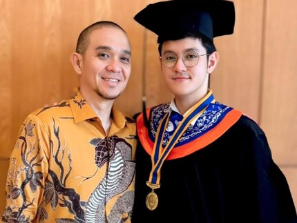 Potret Fadlan Muhammad Bareng Anak yang Baru Wisuda, Good Looking Curi Perhatian