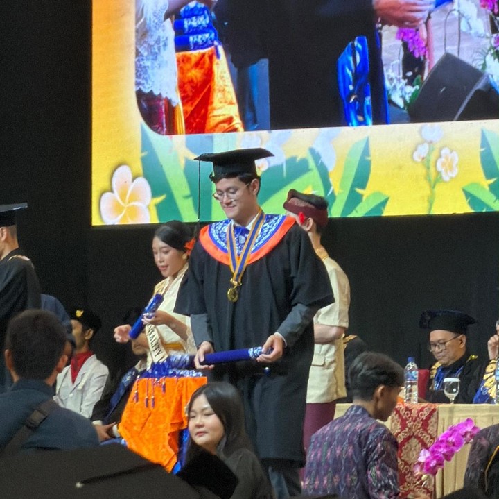 <p><em>Postingan</em> keduanya pun langsung dibanjiri komentar netizen yang turut memberikan ucapan selamat untuk Zidan. &ldquo;Congrats utk anak ganteng nggih mba,&rdquo; tulis akun <em>@clementiae****.</em> &ldquo;<em>Congratulations</em> Zidan ganteng, proud of you mama Sisca,&rdquo; tulis akun <em>@wikeal****.&nbsp;</em>(Foto: Instagram @siscamagdalena_)</p>