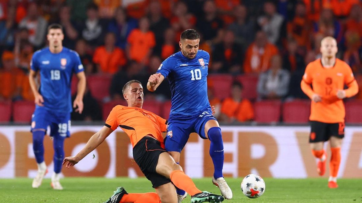 Soccer Football - Nations League - Group A2 - Netherlands v Serbia - Philips Stadion, Eindhoven, Netherlands - October 4, 2026 Netherlands' Joey Veerman in action with Serbia's Dusan Tadic REUTERS/Piroschka Van De Wouw