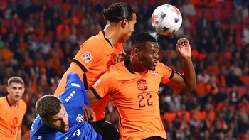 Soccer Football - Nations League - Group A2 - Netherlands v Serbia - Philips Stadion, Eindhoven, Netherlands - October 4, 2026 Serbia's Strahinja Pavlovic in action with Netherlands' Virgil van Dijk and Denzel Dumfries REUTERS/Piroschka Van De Wouw