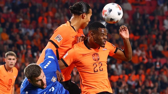 Soccer Football - Nations League - Group A2 - Netherlands v Serbia - Philips Stadion, Eindhoven, Netherlands - October 4, 2026 Serbia's Strahinja Pavlovic in action with Netherlands' Virgil van Dijk and Denzel Dumfries REUTERS/Piroschka Van De Wouw