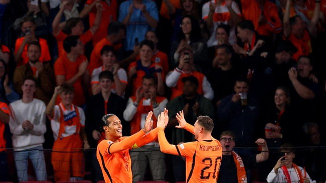 Soccer Football - Nations League - Group A2 - Netherlands v Serbia - Philips Stadion, Eindhoven, Netherlands - October 4, 2026 Netherlands' Teun Koopmeiners celebrates scoring their first goal with Virgil van Dijk REUTERS/Piroschka Van De Wouw