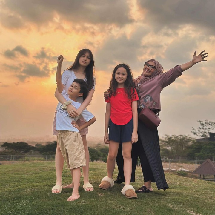 <p>Ussy Sulistiowaty bersama Andhika Pratama pulang kampung ke Malang, yang merupakan kota asal Andhika. Dalam unggahan di Instagram, mereka memperlihatkan liburan di kota Malang dengan menuliskan &ldquo;sejenak di kota malang&rdquo;. Bersama keluarga, mereka tampak bersantai menikmati suasana di atas rerumputan hijau. (Foto: Instagram @ussypratama)</p>