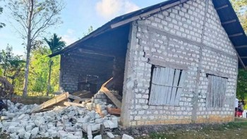 Tembok salah satu rumah mengalami kerusakan akibat terdampak gempa bumi di Desa Wala Dimu Kecamatan Kodi Bangedo, Kabupaten Sumba Barat Daya, NTT, Minggu (4/10/2026). Berdasarkan data sementara dari BNPB, gempa bumi berkekuatan 6,1 magnitudo dengan t
