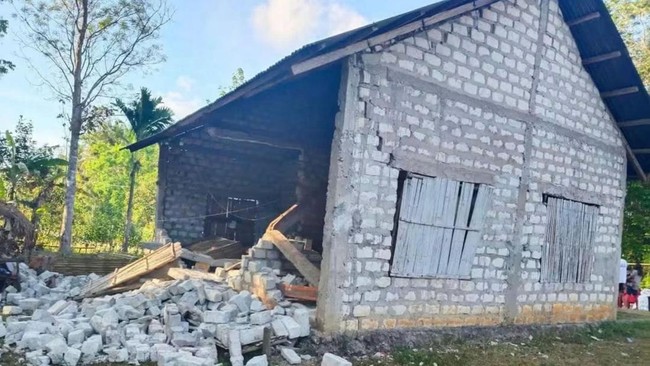 Tembok salah satu rumah mengalami kerusakan akibat terdampak gempa bumi di Desa Wala Dimu Kecamatan Kodi Bangedo, Kabupaten Sumba Barat Daya, NTT, Minggu (4/10/2026). Berdasarkan data sementara dari BNPB, gempa bumi berkekuatan 6,1 magnitudo dengan t