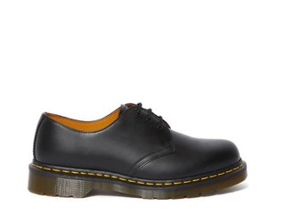 Belum Punya Koleksi dari Dr Martens? Ini 5 Cara Padu Padannya