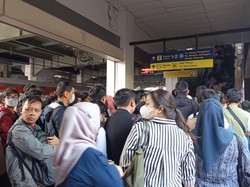Eskalator Stasiun Duri Masih Diperbaiki, Penumpang KRL Antre Panjang