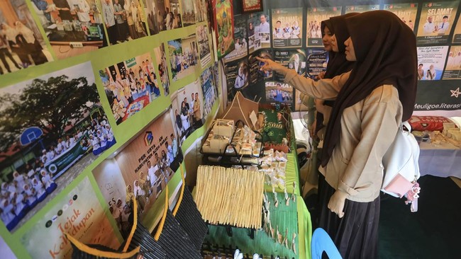 Sejumlah siswa mengunjungi stand Madrasah Aliyah Negeri (MAN) 1 pada kegiatan festival literasi 2026 di halaman kantor Dinas Pendidikan Aceh Barat, Aceh, Sabtu (26/9/2026). Festival tersebut diikuti 35 stand dari Organisasi Perangkat Daerah (OPD) dan