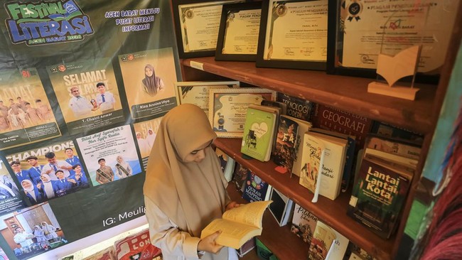 Pengunjung membaca buku di salah satu stand festival literasi 2026 di halaman kantor Dinas Pendidikan Aceh Barat, Aceh, Sabtu (26/9/2026). Festival tersebut diikuti 35 stand dari Organisasi Perangkat Daerah (OPD) dan Madrasah untuk meningkatkan minat