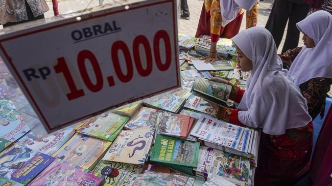 Sejumlah pelajar SD memilih buku bacaan saat menghadiri Festival Literasi 2026 di Dinas Kearsipan dan Perpustakaan Kota Pekalongan, Jawa Tengah, Senin (5/10/2026). Dinas Kearsipan dan Perpustakaan Kota Pekalongan menggelar Festival Literasi 2026 yang