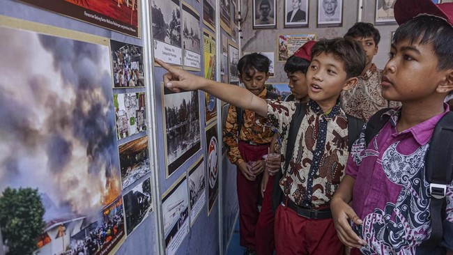 Sejumlah pelajar SD melihat pameran arsip foto daerah saat menghadiri Festival Literasi 2026 di Dinas Kearsipan dan Perpustakaan Kota Pekalongan, Jawa Tengah, Senin (5/10/2026). Dinas Kearsipan dan Perpustakaan Kota Pekalongan menggelar Festival Lite