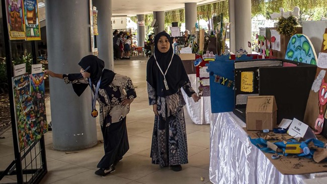 Sejumlah siswa melihat pameran pada CIA Fest 2026 di Taman Lapangan Banteng, Jakarta, Jumat (2/10/2026). Festival literasi anak bertema SUMATRA: Dari Anak untuk Anak tersebut menghadirkan berbagai aktivitas edukatif dan kreatif, seperti tari kreasi,