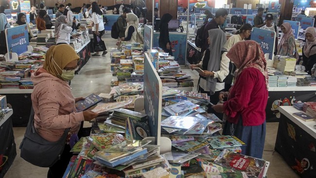 Pengunjung memilih buku saat festival literasi Semesta Buku di Taman Krida Budaya, Malang, Jawa Timur, Senin (5/10/2026). Festival literasi tahunan yang berlangsung hingga Sabtu (11/10) tersebut menampilkan lebih dari lima ribu judul bacaan hasil kol