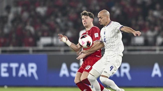 Pesepak bola Timnas Indonesia Ole Romeny (kiri) berebut bola dengan pesepak bola Timnas Thailand Manuel Bihr dalam pertandingan final FIFA ASEAN Cup 2026 di Stadion Utama Gelora Bung Karno (SUGBK), Senayan, Jakarta, Senin (5/10/2026). ANTARA FOTO/M R