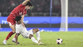 Pesepak bola Timnas Indonesia Elkan Baggott (kiri) berebut bola dengan pesepak bola Timnas Thailand Teerasak Poeiphimai dalam pertandingan final FIFA ASEAN Cup 2026 di Stadion Utama Gelora Bung Karno (SUGBK), Senayan, Jakarta, Senin (5/10/2026). ANTA
