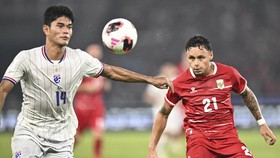 Pesepak bola Timnas Indonesia Dean James (kanan) berebut bola dengan pesepak bola Timnas Thailand Waris Choolthong dalam pertandingan final FIFA ASEAN Cup 2026 di Stadion Utama Gelora Bung Karno (SUGBK), Senayan, Jakarta, Senin (5/10/2026). ANTARA FO
