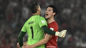 Pesepak bola Timnas Indonesia Elkan Baggot (kanan) dan Emil Audero (kiri) berselebrasi setelah mencetak gol ke gawang Timnas Thailand dalam pertandingan final FIFA ASEAN Cup 2026 di Stadion Utama Gelora Bung Karno (SUGBK), Senayan, Jakarta, Senin (5/