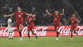 Pesepak bola Timnas Indonesia Elkan Baggot (kiri) bersama rekannya berselebrasi usai mencetak gol ke gawang Timnas Thailand dalam pertandingan final FIFA ASEAN Cup 2026 di Stadion Utama Gelora Bung Karno (SUGBK), Senayan, Jakarta, Senin (5/10/2026).