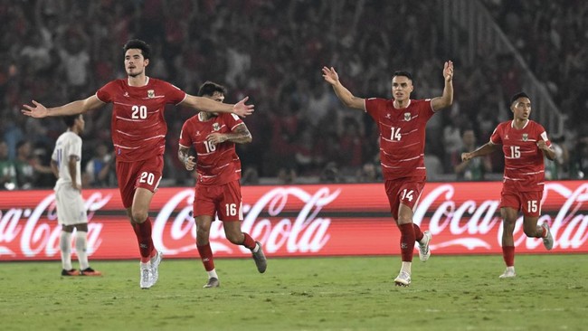 Pesepak bola Timnas Indonesia Elkan Baggot (kiri) bersama rekannya berselebrasi usai mencetak gol ke gawang Timnas Thailand dalam pertandingan final FIFA ASEAN Cup 2026 di Stadion Utama Gelora Bung Karno (SUGBK), Senayan, Jakarta, Senin (5/10/2026). 