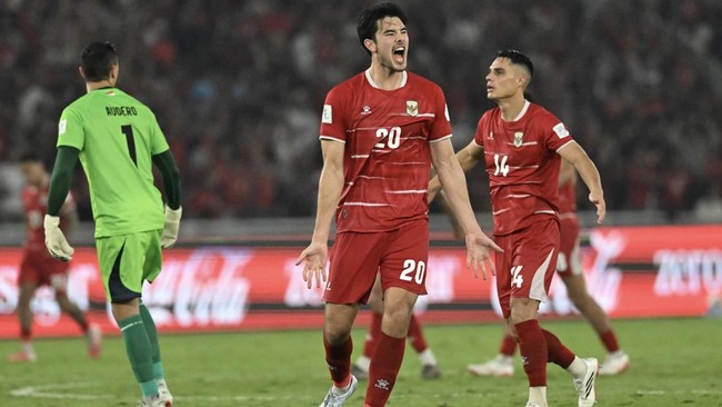 Pesepak bola Timnas Indonesia Elkan Baggot (tengah) bersama rekannya berselebrasi usai mencetak gol ke gawang Timnas Thailand dalam pertandingan final FIFA ASEAN Cup 2026 di Stadion Utama Gelora Bung Karno (SUGBK), Senayan, Jakarta, Senin (5/10/2026)