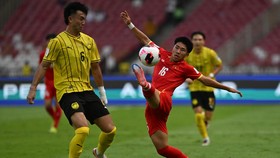 Pesepak bola Timnas Vietnam Khoa Ngo (kanan) menendang bola dibayangi pesepak bola Timnas Malaysia Quentin Cheng (kiri) saat pertandingan perebutan tempat ketiga FIFA ASEAN Cup 2026 di Stadion Utama Gelora Bung Karno (SUGBK), Senayan, Jakarta, Senin