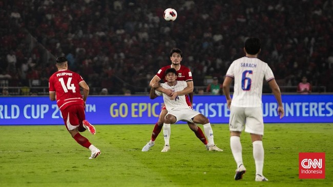 Pesepak bola Timnas Indonesia berebut bola dengan pesepak bola Timnas Thailand  dalam pertandingan final FIFA ASEAN Cup 2026 di Stadion Utama Gelora Bung Karno (SUGBK), Senayan, Jakarta, Senin (5/10/2026). CNNIndonesia/Adi ibrahim