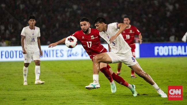 Pesepak bola Timnas Indonesia berebut bola dengan pesepak bola Timnas Thailand  dalam pertandingan final FIFA ASEAN Cup 2026 di Stadion Utama Gelora Bung Karno (SUGBK), Senayan, Jakarta, Senin (5/10/2026). CNNIndonesia/Adi ibrahim