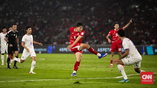 Pesepak bola Timnas Indonesia berebut bola dengan pesepak bola Timnas Thailand dalam pertandingan final FIFA ASEAN Cup 2026 di Stadion Utama Gelora Bung Karno (SUGBK), Senayan, Jakarta, Senin (5/10/2026). CNNIndonesia/Adi ibrahim