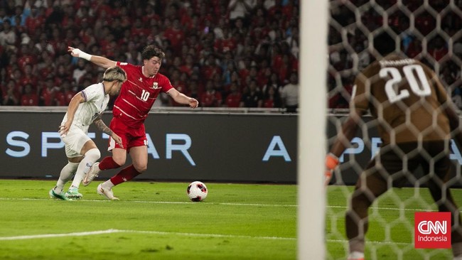 Pesepak bola Timnas Indonesia berebut bola dengan pesepak bola Timnas Thailand dalam pertandingan final FIFA ASEAN Cup 2026 di Stadion Utama Gelora Bung Karno (SUGBK), Senayan, Jakarta, Senin (5/10/2026). CNNIndonesia/Adi ibrahim