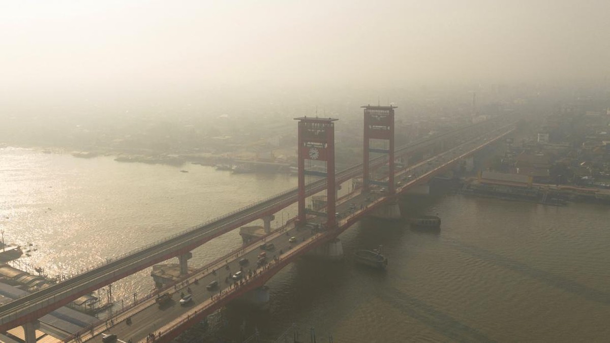 Potret Kabut Asap Kepung Palembang, Jembatan Ampera-LRT Tak Kelihatan