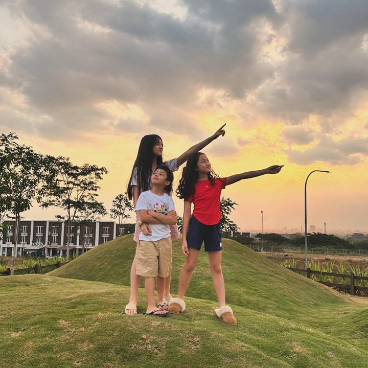 <p>Ia memboyong anak-anaknya untuk menikmati sebuah kafe bertema alam di pinggiran Malang. Gaya foto antara Ara, Elea, dan Saka dalam foto tersebut pun membuat suasana terasa semakin hangat. Terlebih lagi, suasana sore hari yang tenang semakin menambah kesan akrab dalam momen kebersamaan mereka. (Foto: Instagram @ussypratama).</p>