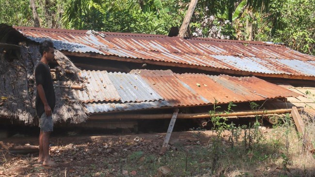 Warga berdiri di depan salah satu rumah yang rusak terdampak gempa bumi di Waimarama, Kodi Bangedo, Kabupaten Sumba Barat Daya, NTT, Senin (5/10/2026). BMKG mencatat sejak gempa bumi magnitudo 6,1 pada Minggu (4/10) hingga Senin pukul 08.05 WIB, terd