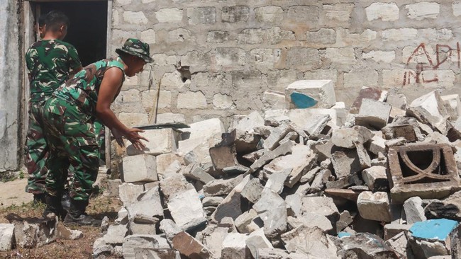 Prajurit TNI membantu membersihkan puing-puing salah satu rumah yang rusak terdampak gempa bumi di Waimarama, Kodi Bangedo, Kabupaten Sumba Barat Daya, NTT, Senin (5/10/2026). BMKG mencatat sejak gempa bumi magnitudo 6,1 pada Minggu (4/10) hingga Sen