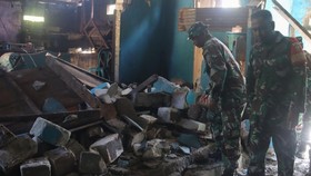 Prajurit TNI membantu membersihkan puing-puing salah satu rumah yang rusak terdampak gempa bumi di Waimarama, Kodi Bangedo, Kabupaten Sumba Barat Daya, NTT, Senin (5/10/2026). BMKG mencatat sejak gempa bumi magnitudo 6,1 pada Minggu (4/10) hingga Sen