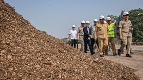 Gubernur DKI Jakarta Pramono Anung (ketiga kanan) didampingi Kepala Dinas Lingkungan Hidup DKI Jakarta Dudi Gardesi (kanan) meninjau sistem pengolahan sampah di Saringan Sampah TB Simatupang (SSTBS), Jakarta, Senin (5/10/2026). Pemerintah Provinsi DK