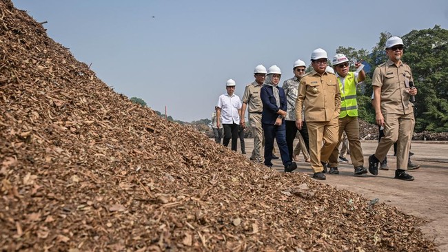 Gubernur DKI Jakarta Pramono Anung (ketiga kanan) didampingi Kepala Dinas Lingkungan Hidup DKI Jakarta Dudi Gardesi (kanan) meninjau sistem pengolahan sampah di Saringan Sampah TB Simatupang (SSTBS), Jakarta, Senin (5/10/2026). Pemerintah Provinsi DK