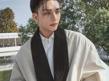 Hyunjin pun kini menjadi wajah familier yang kehadirannya selalu dinanti di peragaan busana Dior di Paris Fashion Week atau disingkat PFW, tak terkecuali selama pekan mode kali ini./ Foto: instagram.com/voguekorea