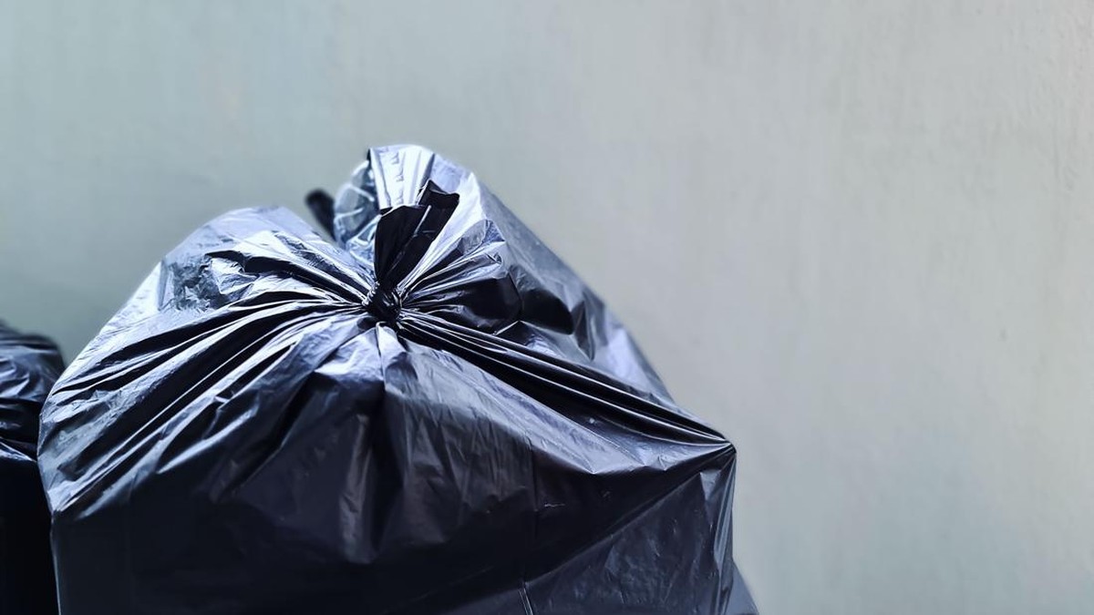 Viral, Pria Dapat Rp280 Juta dari Kantong Kresek di Tempat Sampah