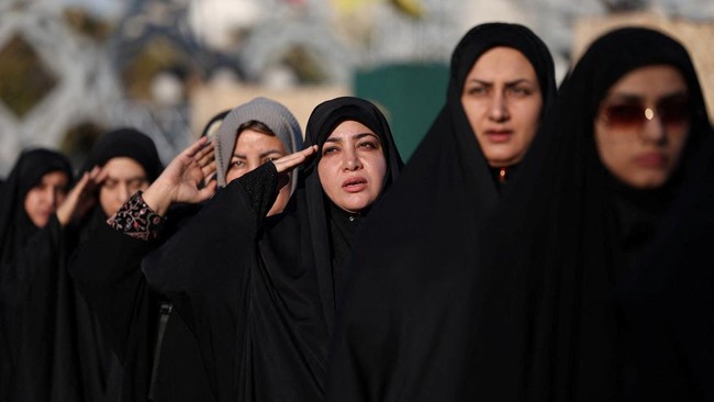 Iranian women volunteers receive military training at a military training center for ordinary citizens at Imam Hussein Square in central Tehran, Iran, October 4, 2026. Majid Asgaripour/WANA (West Asia News Agency) via REUTERS