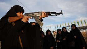 Para perempuan Iran berlatih menggunakan senjata api di sebuah pusat pelatihan militer di Lapangan Imam Hussein, Teheran, pada hari Minggu (4 Oktober), di tengah ketegangan yang terus berlanjut dengan Amerika Serikat dan Israel. Majid Asgaripour/WANA