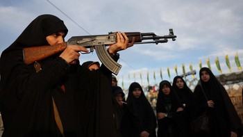 Para perempuan Iran berlatih menggunakan senjata api di sebuah pusat pelatihan militer di Lapangan Imam Hussein, Teheran, pada hari Minggu (4 Oktober), di tengah ketegangan yang terus berlanjut dengan Amerika Serikat dan Israel. Majid Asgaripour/WANA