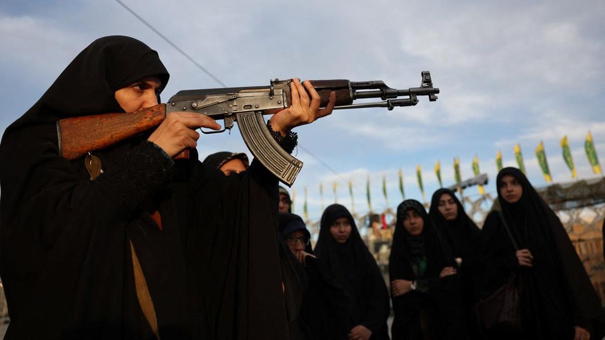 FOTO: Tak Gentar, Perempuan Iran Latihan Milter Antisipasi Serangan AS