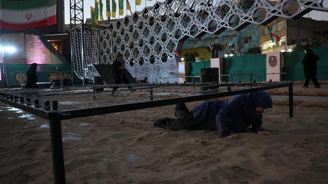 Iranian women volunteers receive military training at a military training center for ordinary citizens at Imam Hussein Square in central Tehran, Iran, October 4, 2026. Majid Asgaripour/WANA (West Asia News Agency) via REUTERS ATTENTION EDITORS - THIS