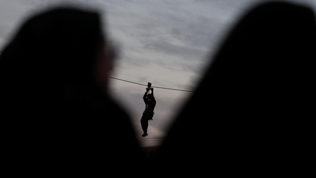 An Iranian woman volunteer uses a zipline as she receives military training at a military training center for ordinary citizens at Imam Hussein Square in central Tehran, Iran, October 4, 2026. Majid Asgaripour/WANA (West Asia News Agency) via REUTERS