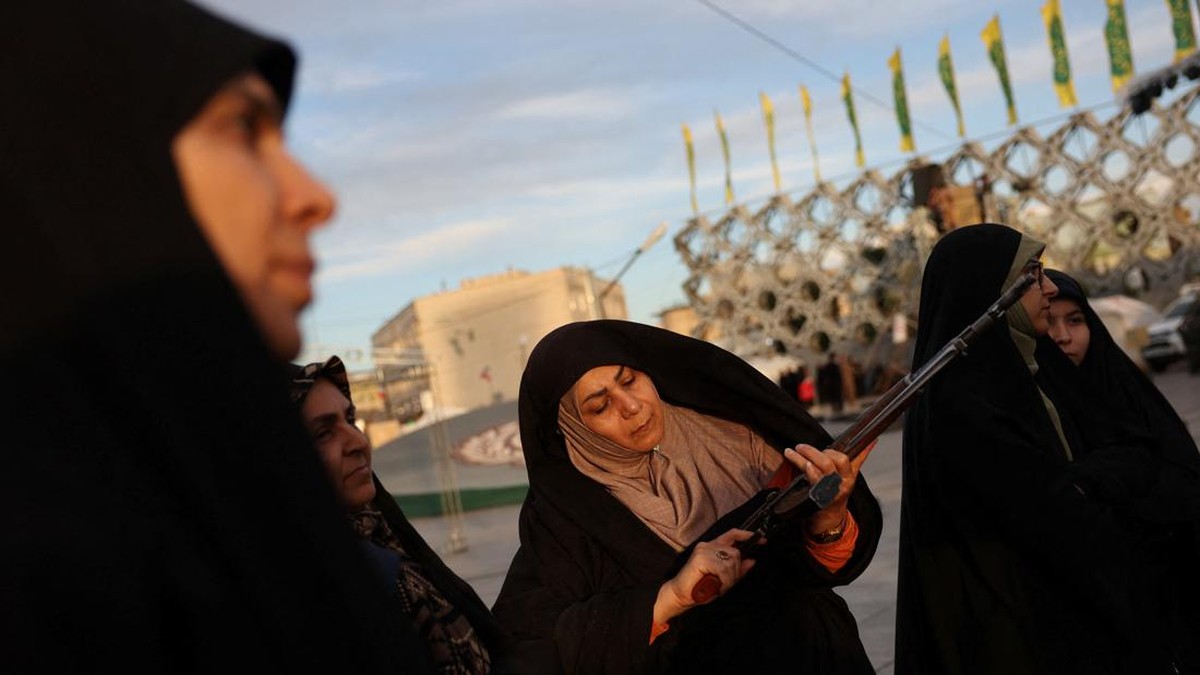 An Iranian woman volunteer receives military training at a military training center for ordinary citizens at Imam Hussein Square in central Tehran, Iran, October 4, 2026. Majid Asgaripour/WANA (West Asia News Agency) via REUTERS ATTENTION EDITORS - T
